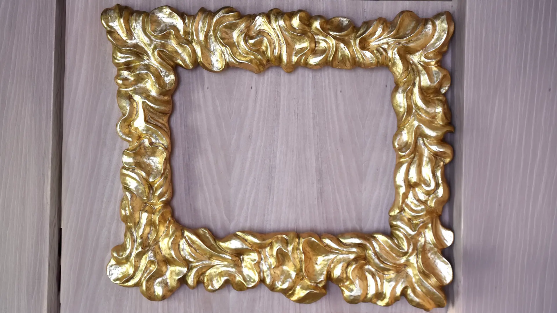 Cornice barocca intagliata