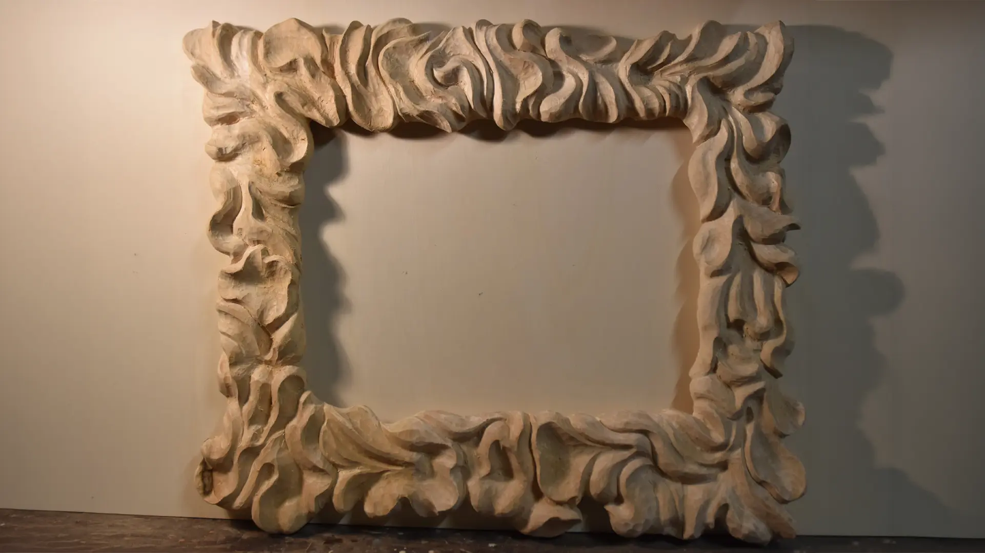 Cornice barocca intagliata