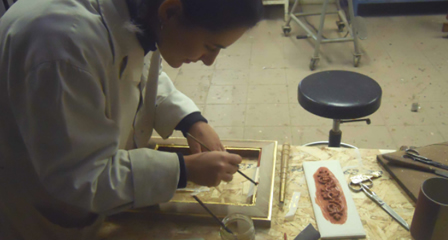 Applicazione della foglia d'oro su un manufatto in legno