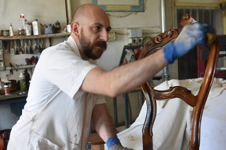 Lucidatura a tampone e finitura a cera